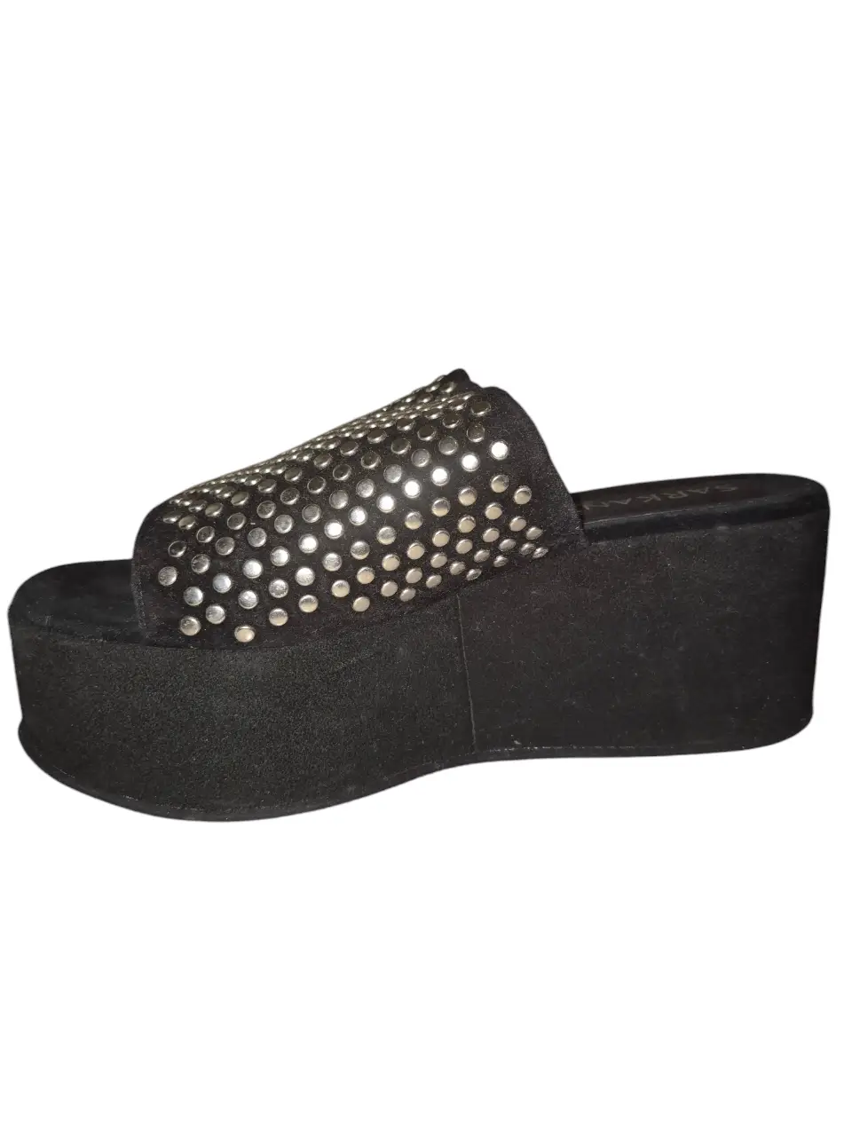 Sandalias de plataforma negras con tachas plateadas. Ideales para un look moderno y audaz.