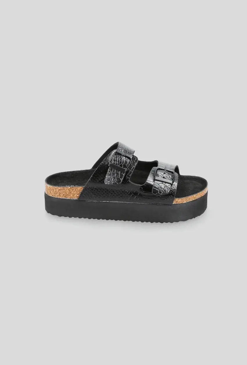 Sandalias de plataforma negras con hebillas ajustables. Diseño con textura de reptil y suela de goma.