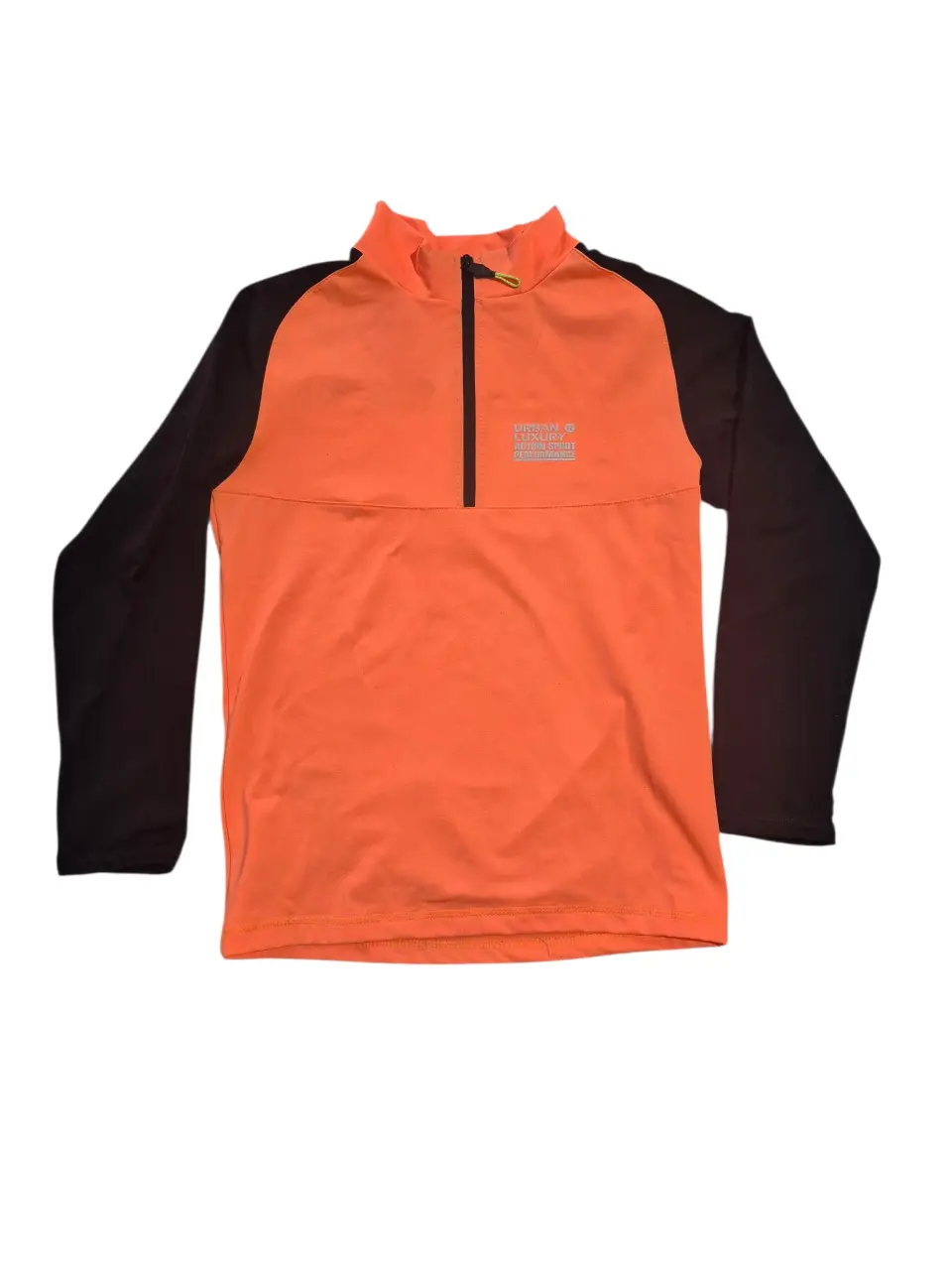 Buzo deportivo de hombre, con cuello alto y cierre. Combinación de colores naranja y negro. Ideal para actividades al aire libre.