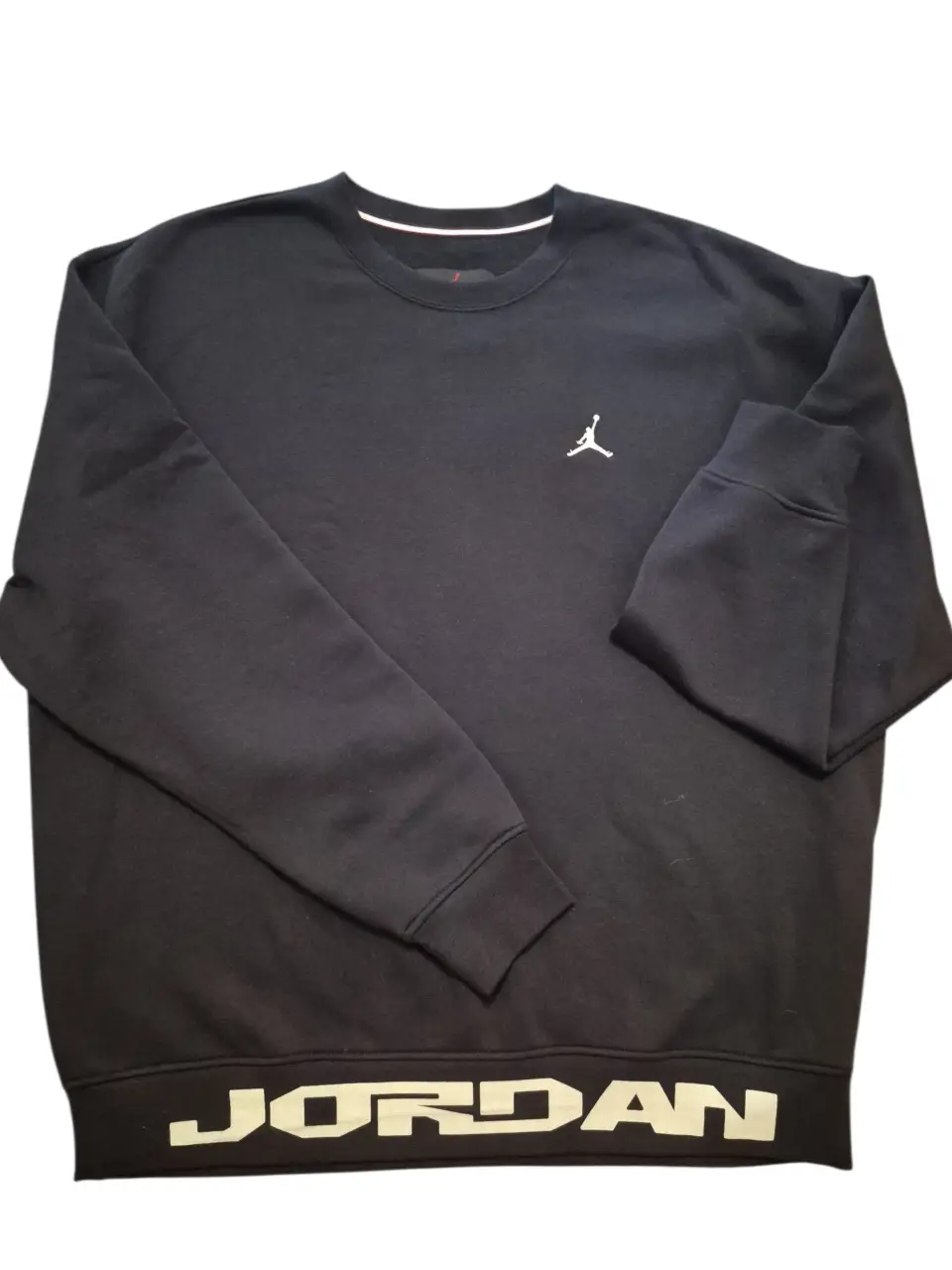 Buzo de cuello redondo negro con el logo de Jordan en blanco. Ideal para un look casual y deportivo.