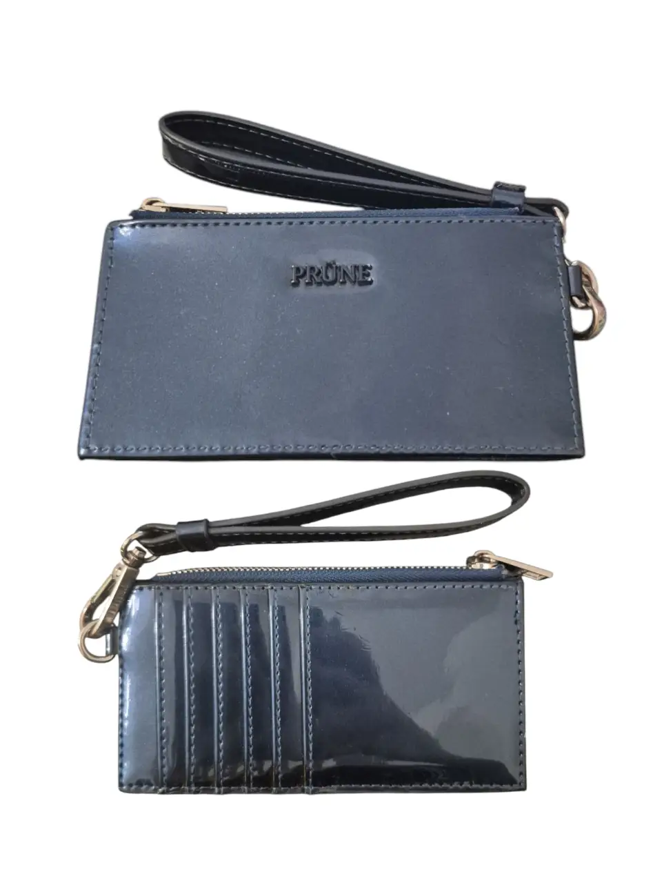 Cartera tarjetero PRUNE azul brillante con correa para muñeca y cierre. Ideal para llevar tarjetas y efectivo de forma segura y con estilo.