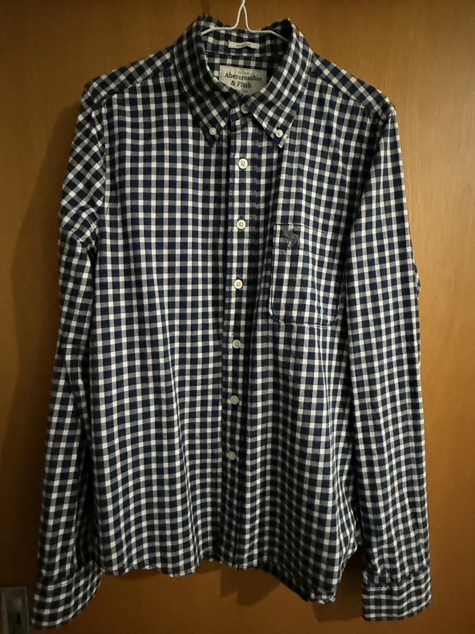 Camisa a cuadros Abercrombie & Fitch, manga larga, talle M, ideal para un look casual y moderno. Confeccionada en tela de algodón suave y cómoda. Perfecta para usar en cualquier ocasión.