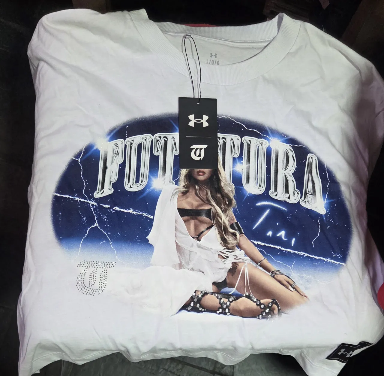 Remera blanca con estampa "Futttura" y una imagen de Tini. Ideal para un look urbano y canchero.