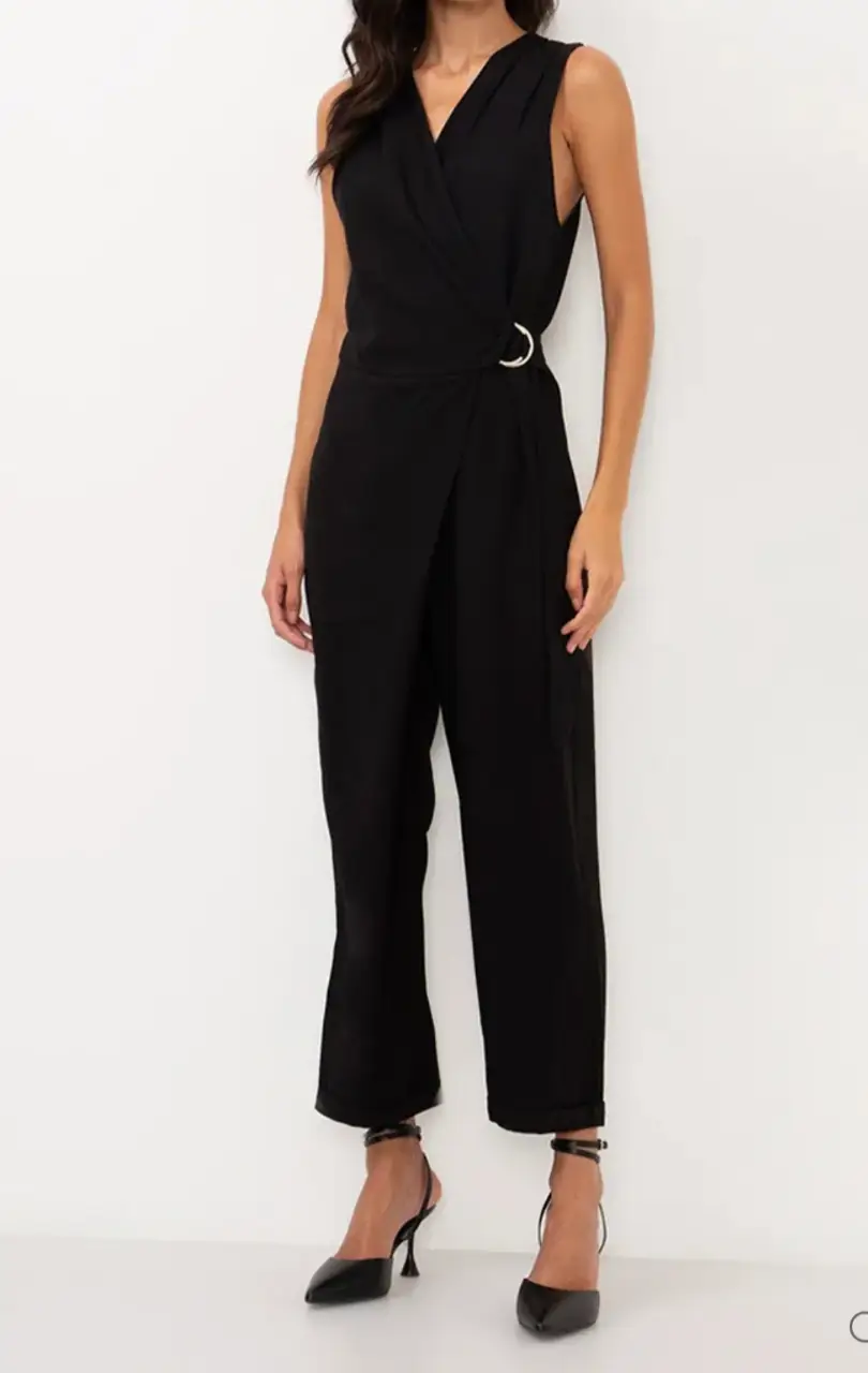 Mono largo negro con escote en V y detalle de hebilla en la cintura. Ideal para eventos formales o salidas nocturnas. Nuevo con etiqueta, importado de brasil