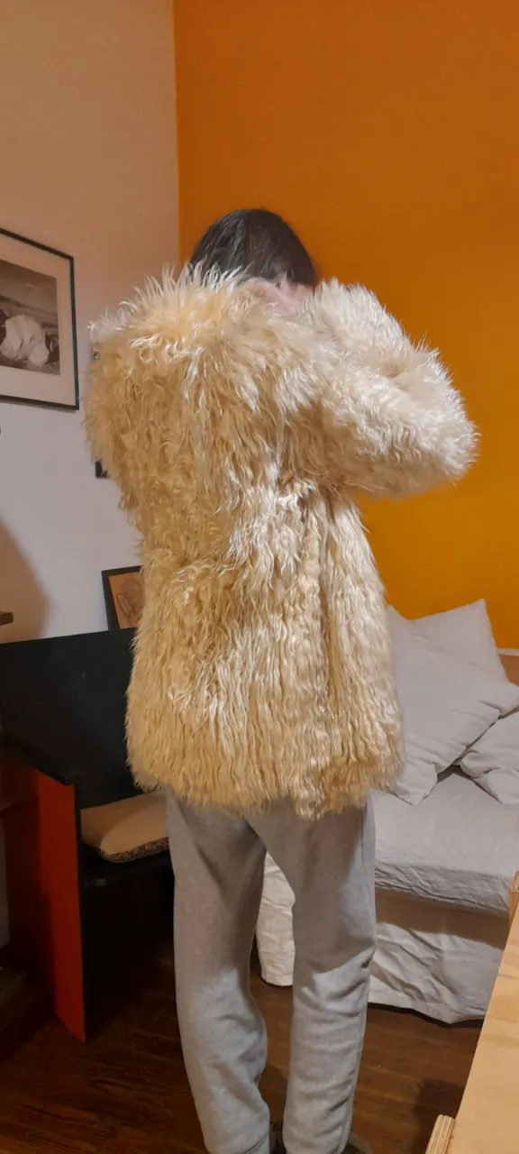 Tapado de pelo largo súper suave y calentito. Ideal para darle un toque glam a cualquier look. 