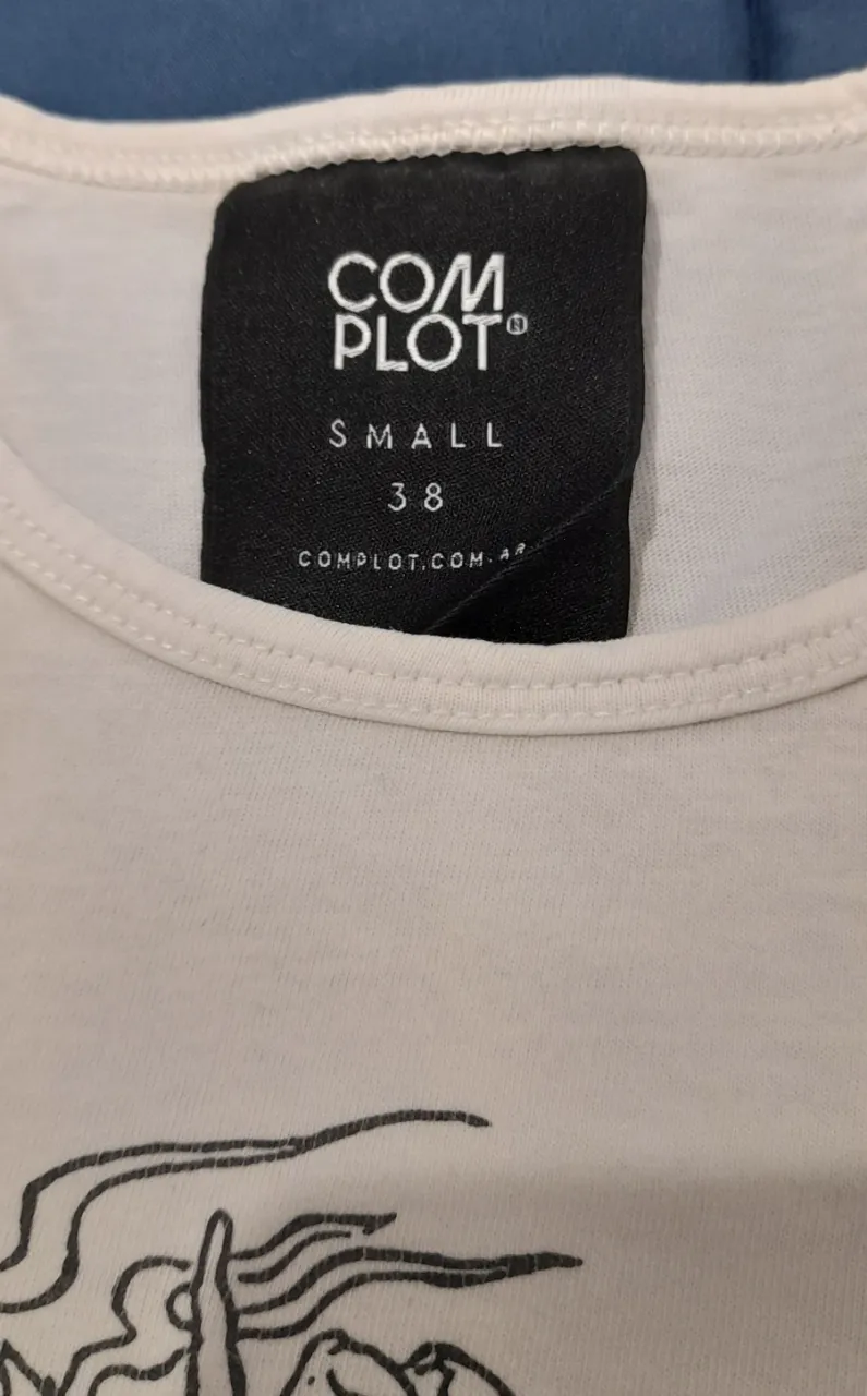 Remera Complot - Vista 3