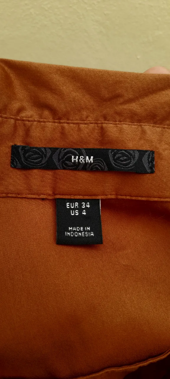 Camisa de vestir color marrón, manga larga con puños anchos y botones. Diseño entallado y cuello clásico. Ideal para un look elegante o de trabajo.
La tela es satén de algodón, di- vina! 

61cm largo frontal
65cm largo parte atrás 
46cm axila a axila 
38cm cintura 
42cm espalda 

62cm mangas 