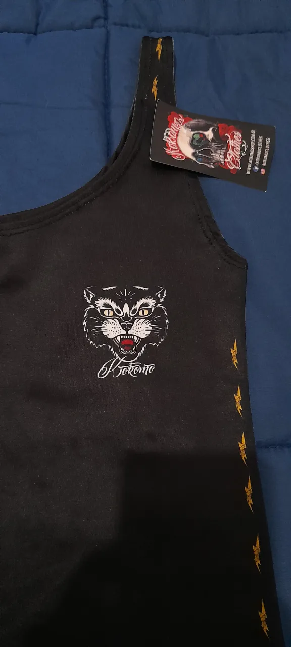 Vestido tradicional Old School. Pin Up.
Al cuerpo con estampa de pantera "Drag Up Kings en espalda y detalles de rayos dorados a los costados. 