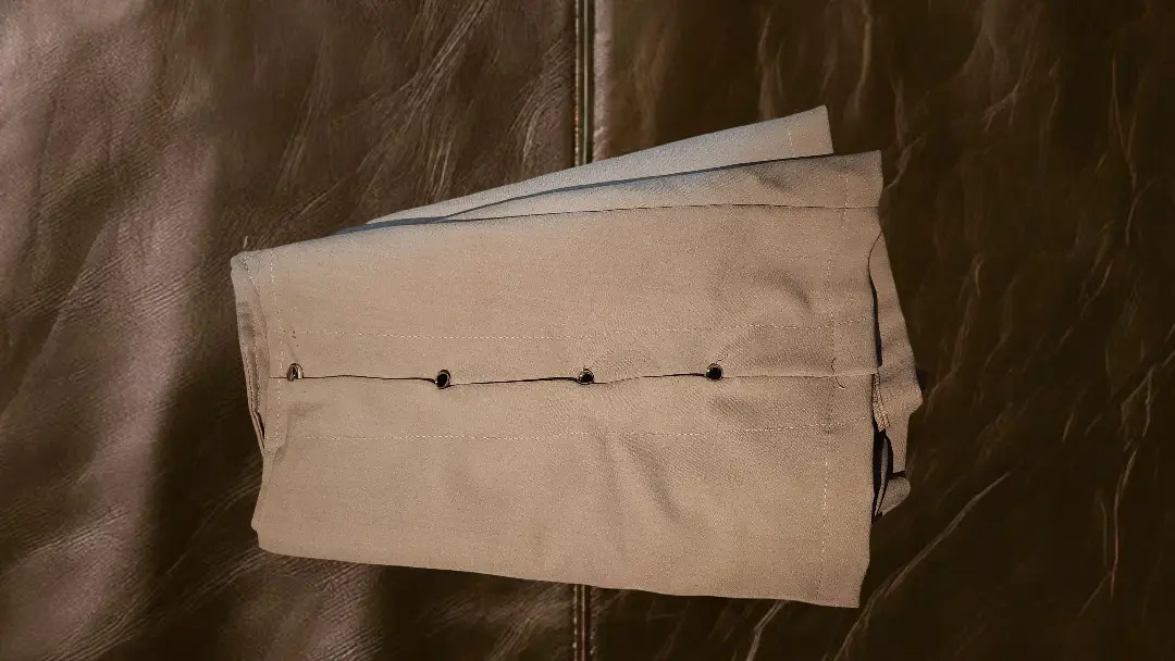 Pollera sastrera gris, ideal para un look formal o de oficina. Tiene short abajo y cierre a un costado.