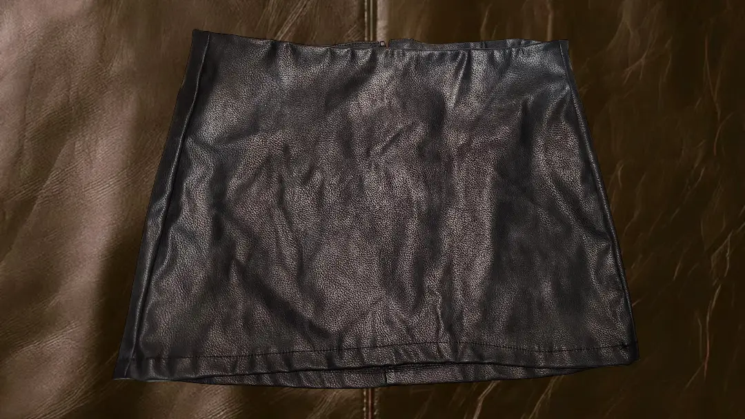 Minifalda de cuero sintético negra.