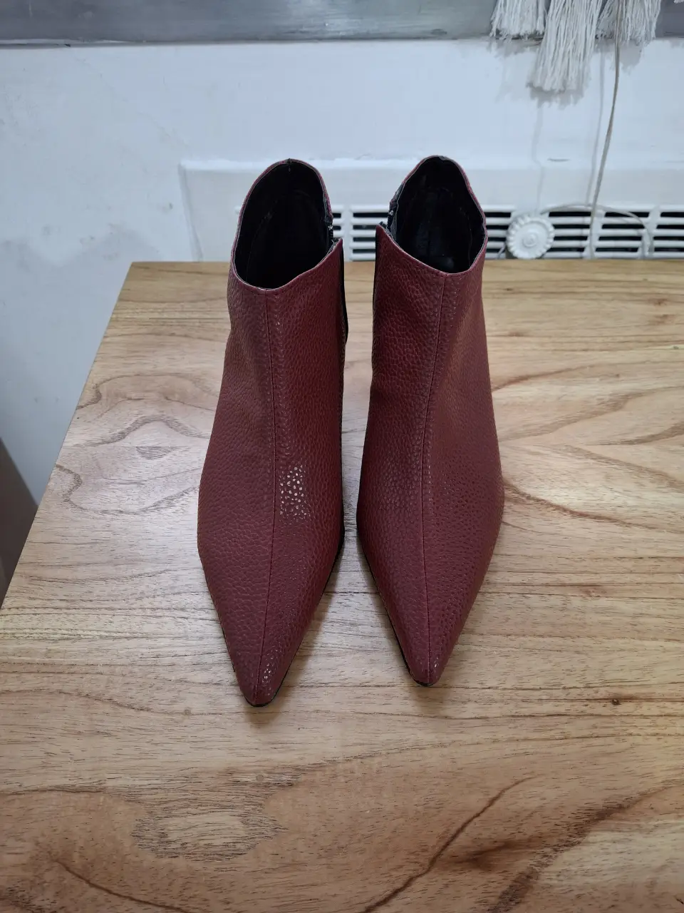 Botines de cuero color borgoña con punta fina y taco alto. Marca Tequila.