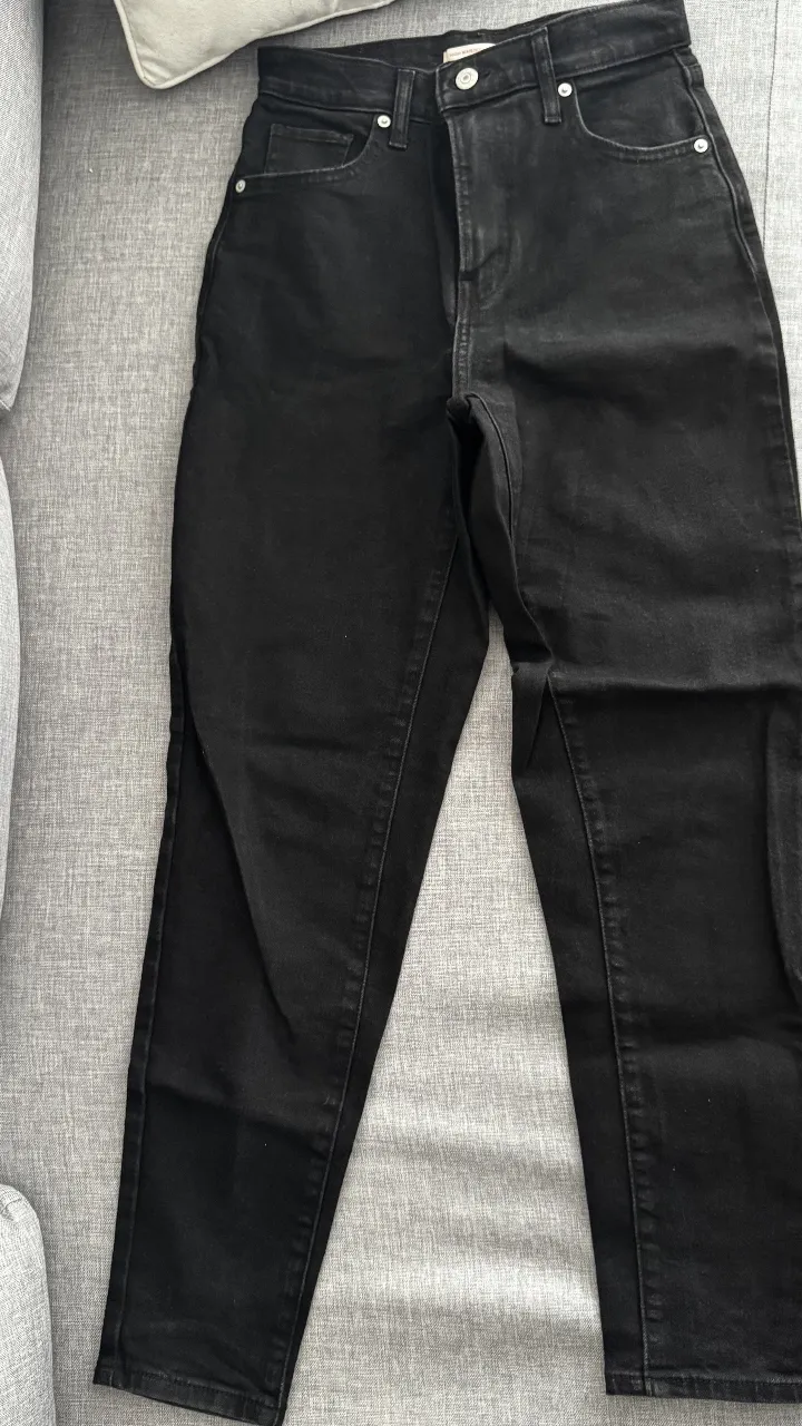 Jean negro tiro alto, modelo mom jean. Un clásico que no puede faltar en tu guardarropa, súper cómodo y versátil para cualquier ocasión.