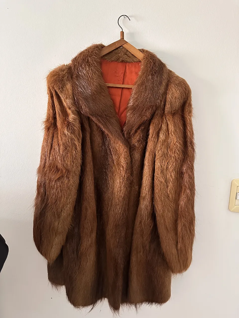 Tapado de piel sintética de nutría marrón, vintage, ideal para el invierno. Abrigo largo con cuello amplio y forro interior.