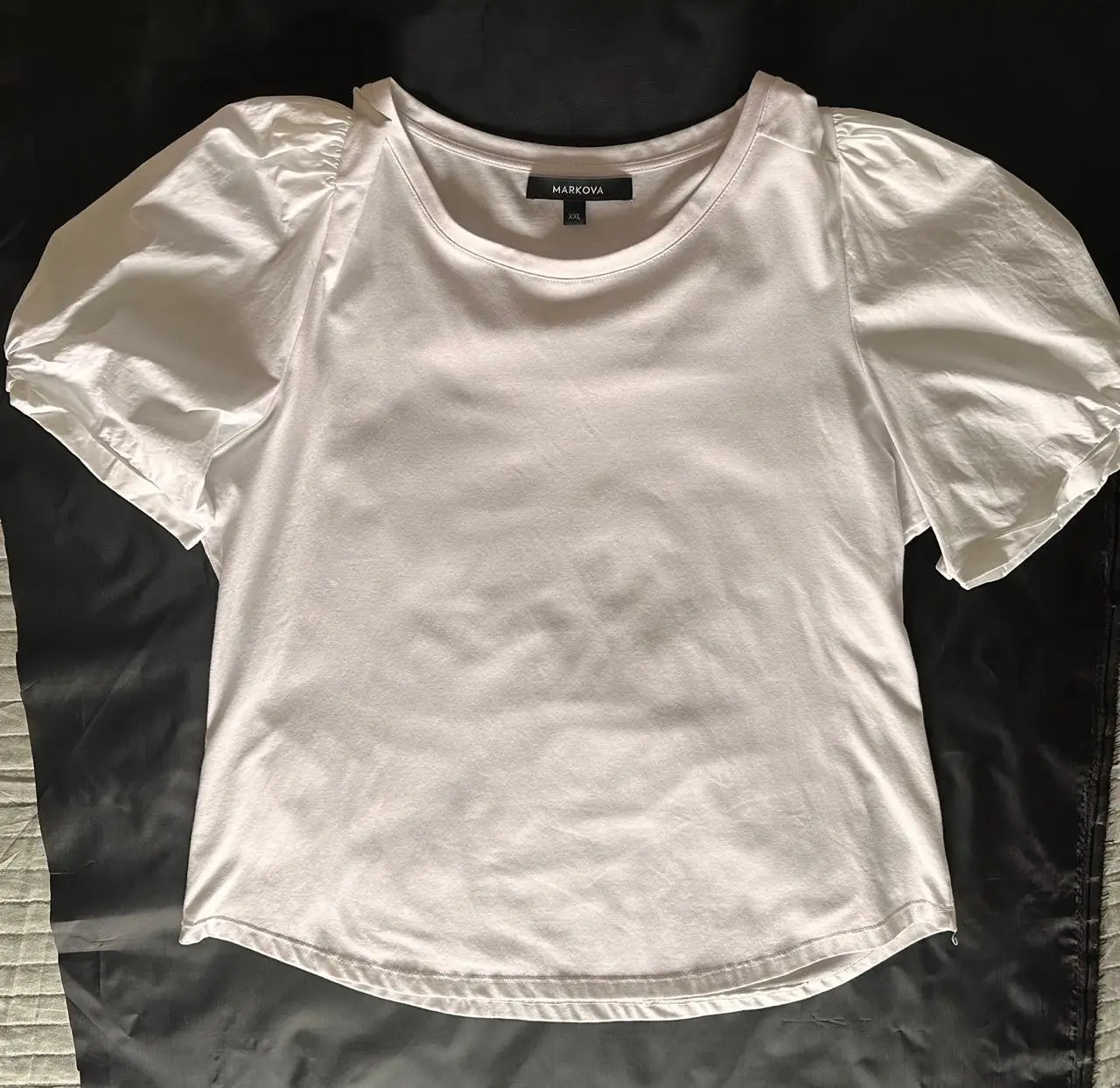 Blusa blanca de Markova con mangas abullonadas, ideal para un look elegante y moderno. Talle XXL.