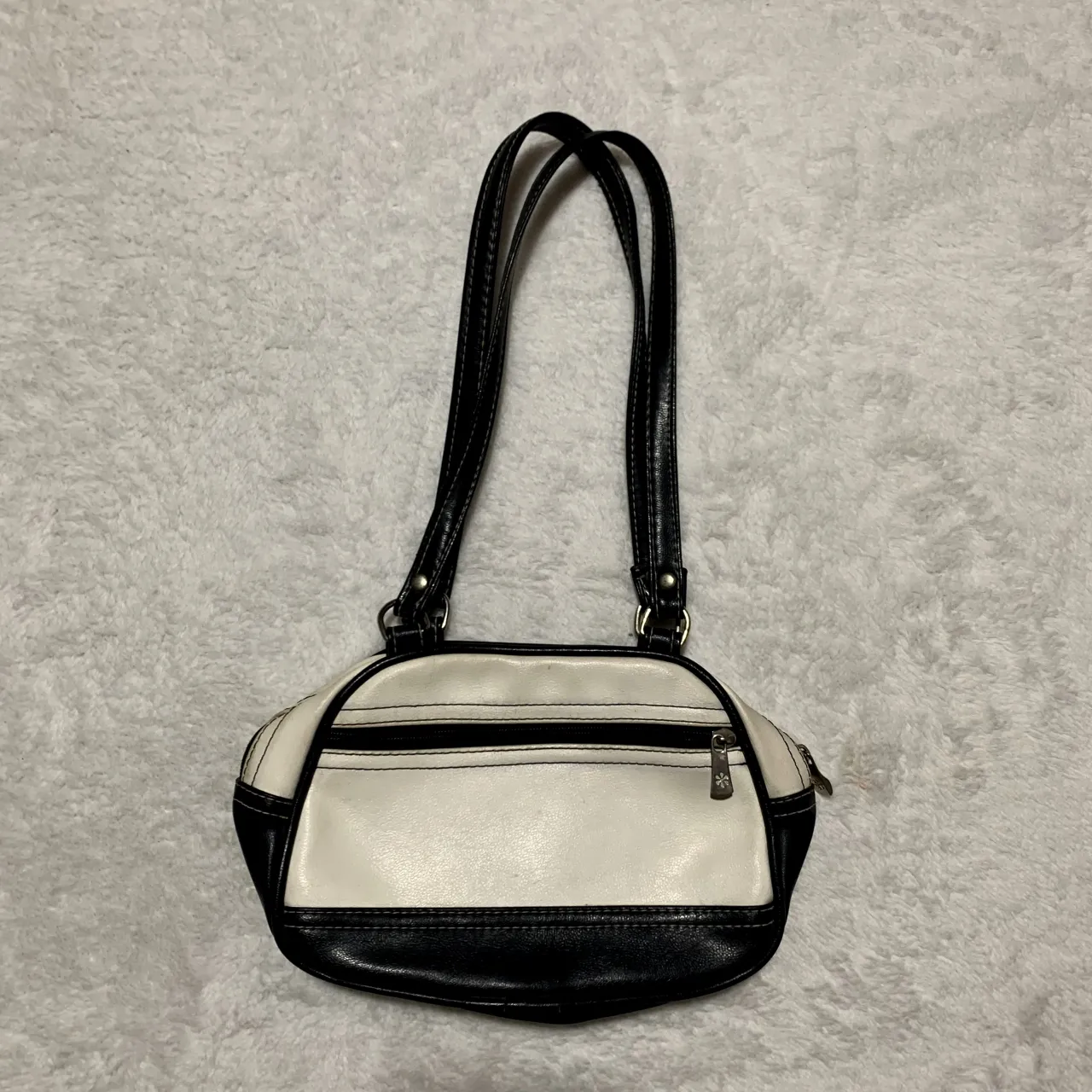 Mini bag estilo vintage! 
Bolso de mano blanco y negro, con dos cierres y manijas cortas. Ideal para el día a día.