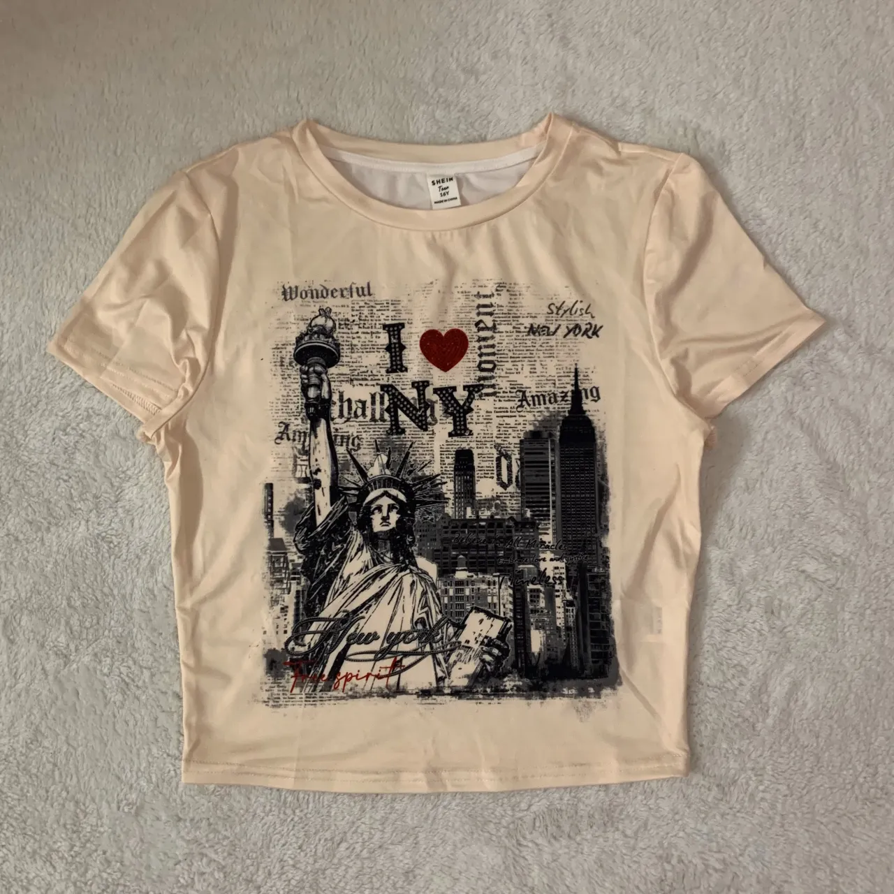 Baby Tee Shein nueva!
Remera crop con estampa "I love NY" y la Estatua de la Libertad. Ideal para un look casual y urbano.
