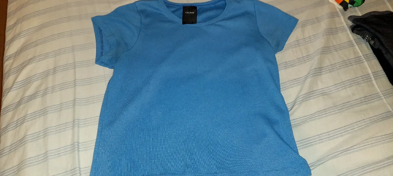 Remera azul de manga corta, ideal para el día a día. Su corte clásico la hace súper versátil.