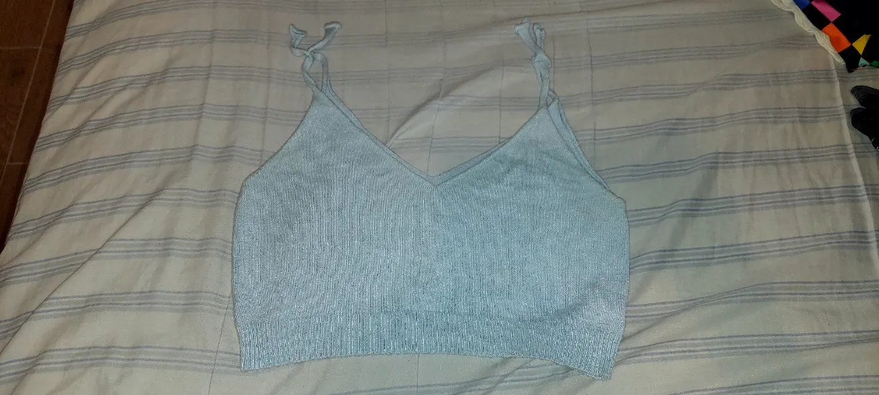 Top de tejido súper suave y delicado, ideal para un look comfy y canchero. Su diseño con breteles finitos y escote en V lo hace súper versátil. Perfecto para combinar con jeans o shorts.