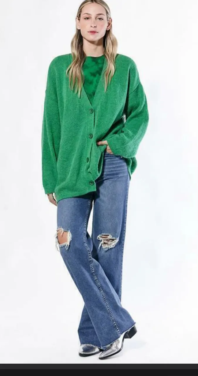 Cardigan de lana verde, con botones al frente y escote en V. Ideal para un look casual y cómodo.