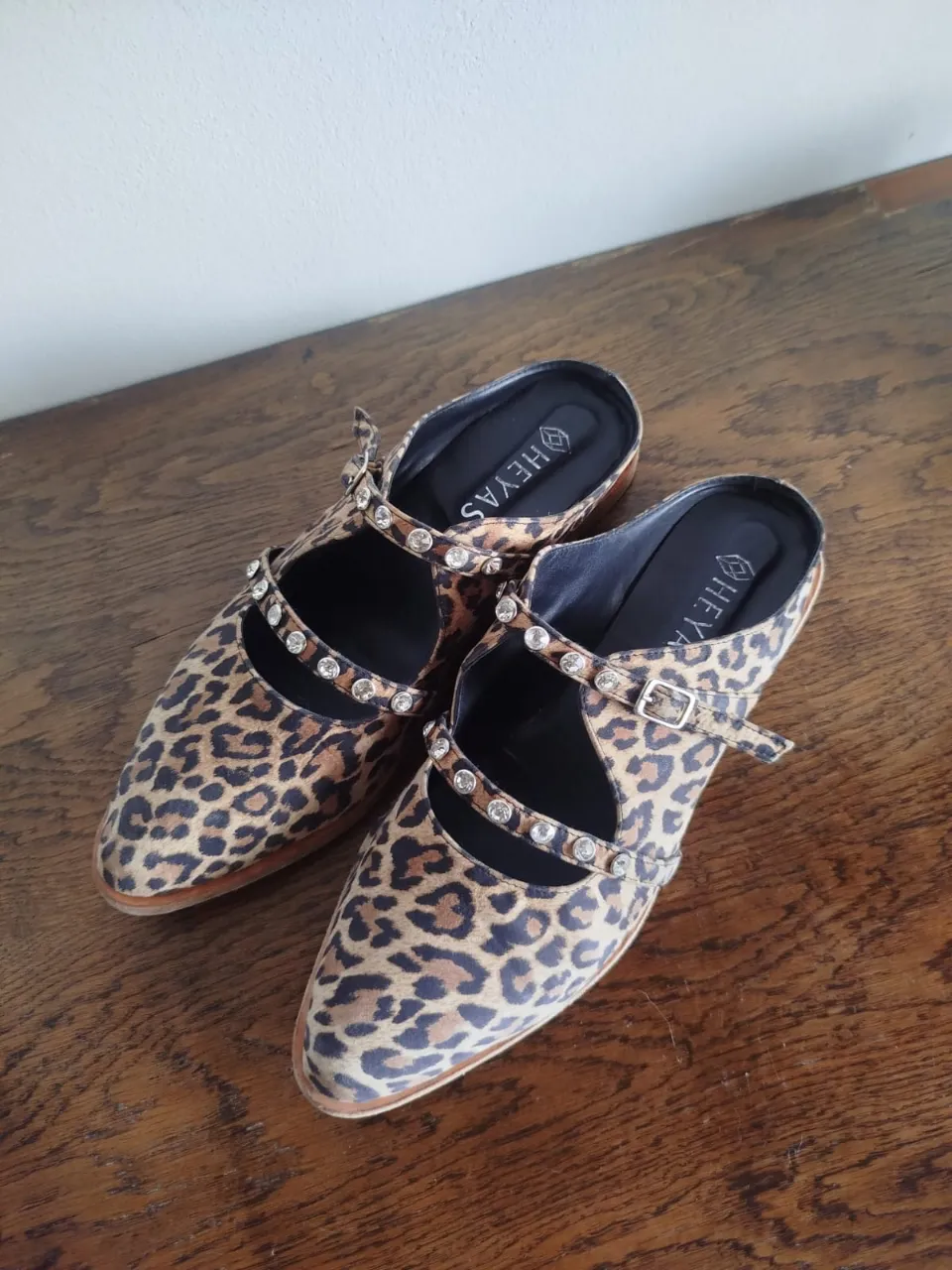 Mocasines con estampa de leopardo y tiras con hebilla y tachas brillantes. Taco bajo. Plantilla 26cm. 100% cuero.