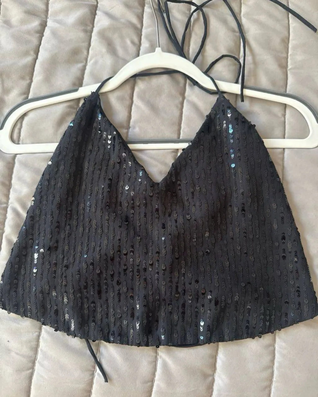 Top negro con lentejuelas, ideal para fiesta. Marca Sofia, talle small. Confeccionado en 98% poliamida y 2% elastano.