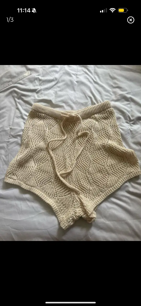 Short tejido de mujer, estilo boho, color crudo, talle XS, de la marca Rip Curl. Ideal para el verano y ocasiones casuales.