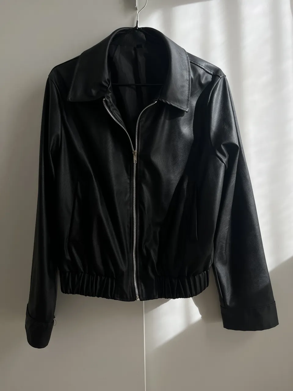 Campera de cuero sintético negra, con cierre al frente y puños elastizados. Un básico infaltable para cualquier guardarropas.