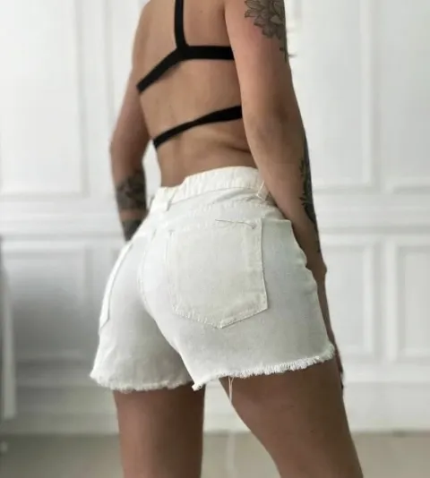 Shorts de jean blancos, tiro alto, con roturas y detalles desflecados en los bordes. Un básico canchero para looks de verano. talle 36