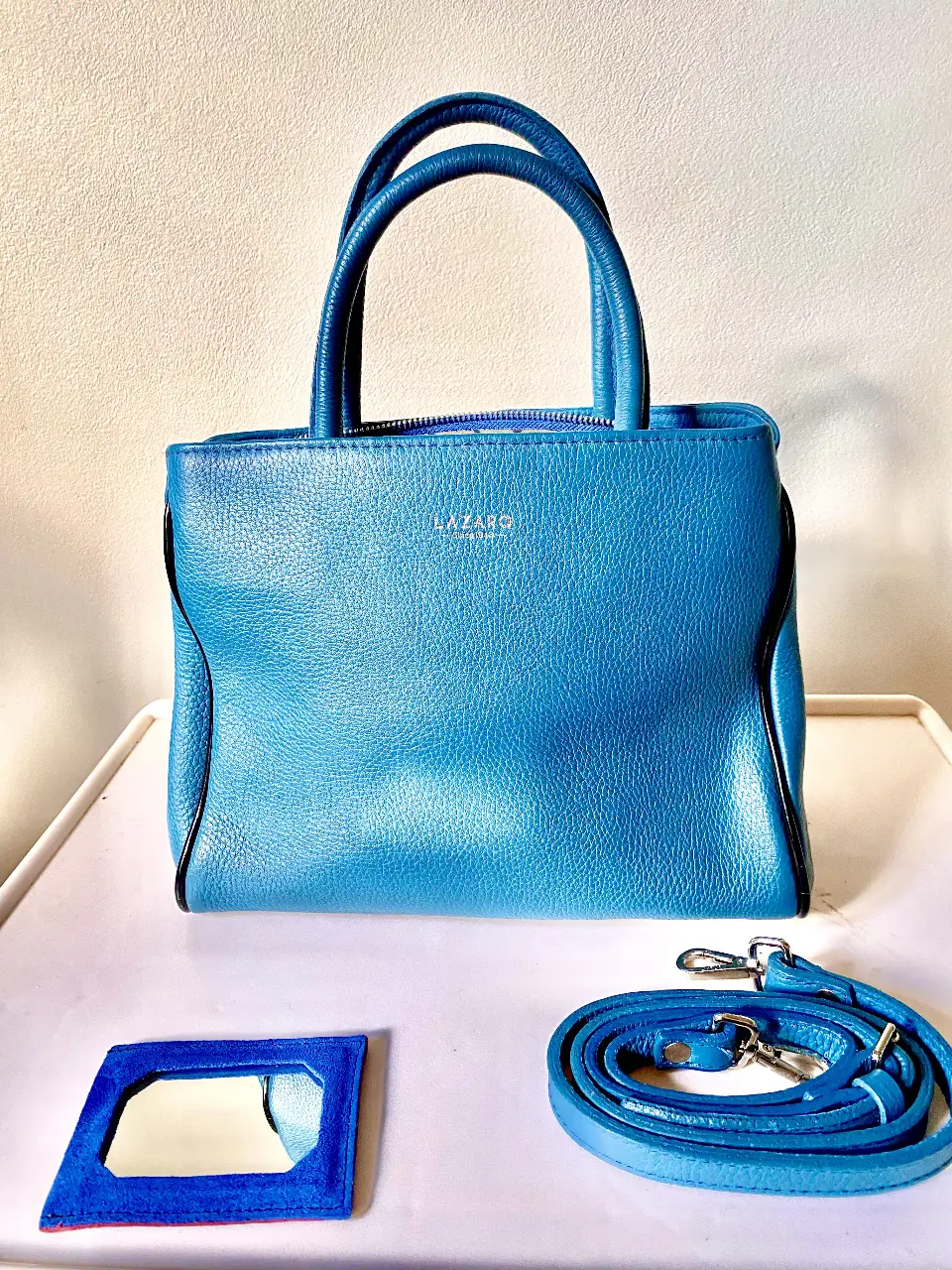 Cartera de mano azul de cuero con correa desmontable y espejo. Ideal para llevar tus esenciales con estilo. con bolsa/funda  original . 