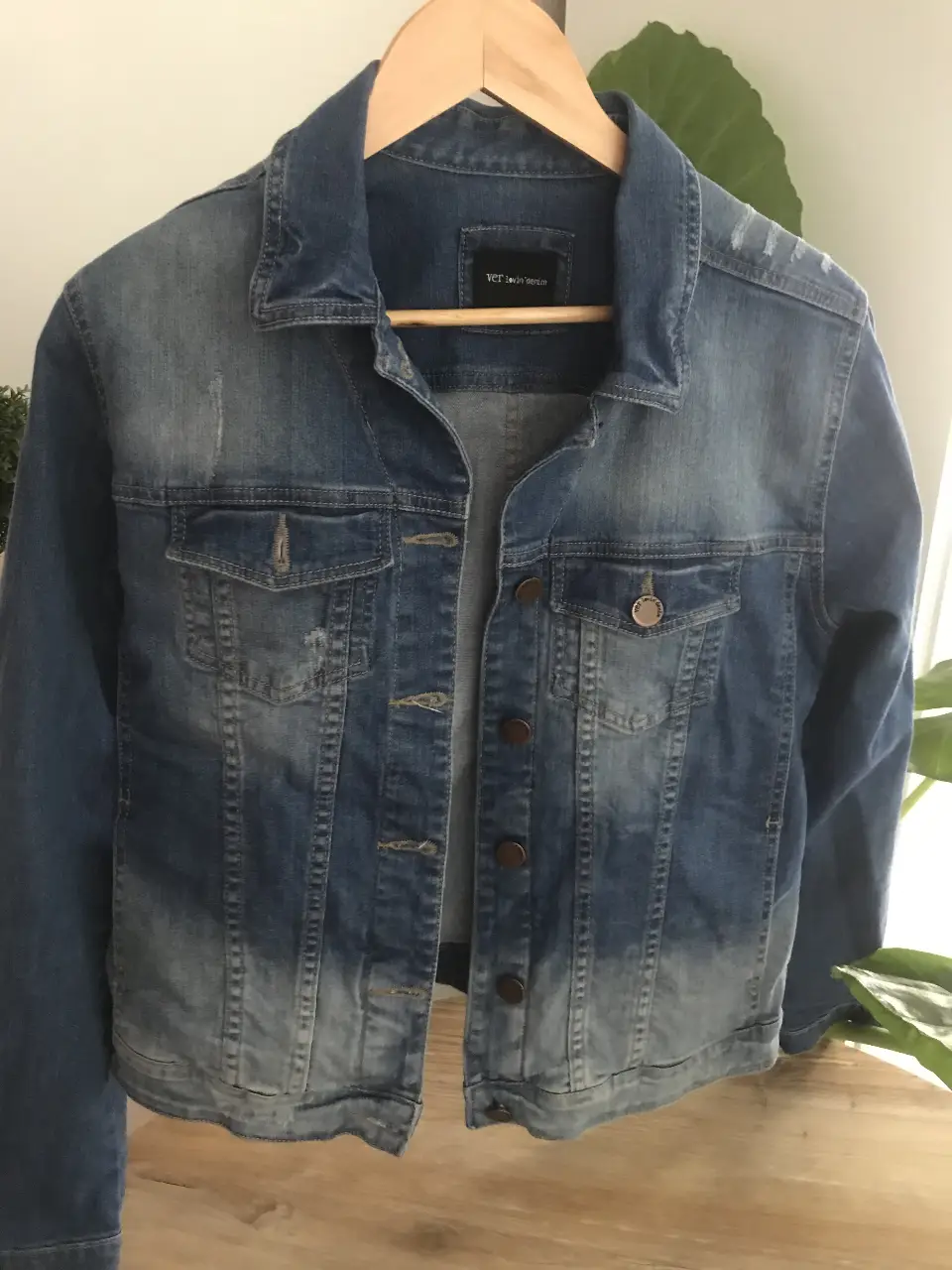 Campera de jean azul, con detalles desgastados y un corte clásico. Ideal para un look casual y versátil.