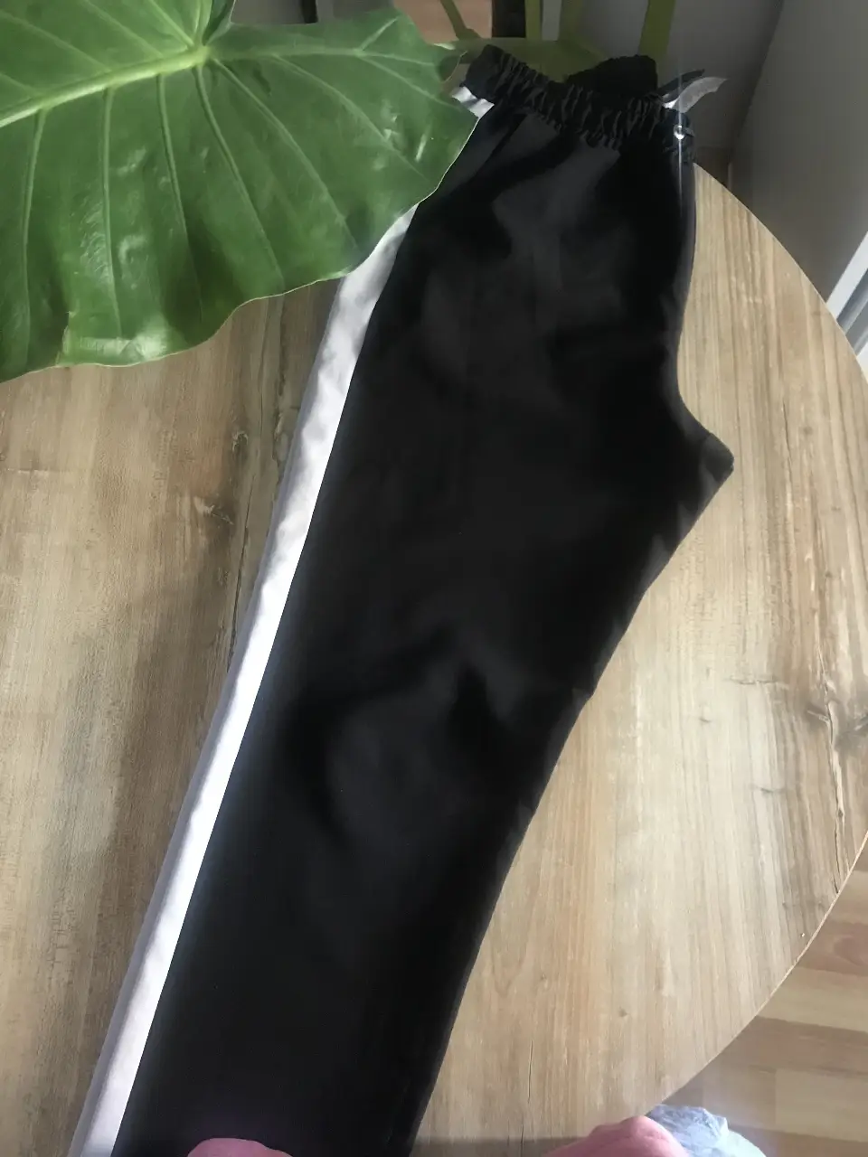 Pantalón  negro con franja blanca lateral. Talle grande, ideal para un look casual y cómodo.