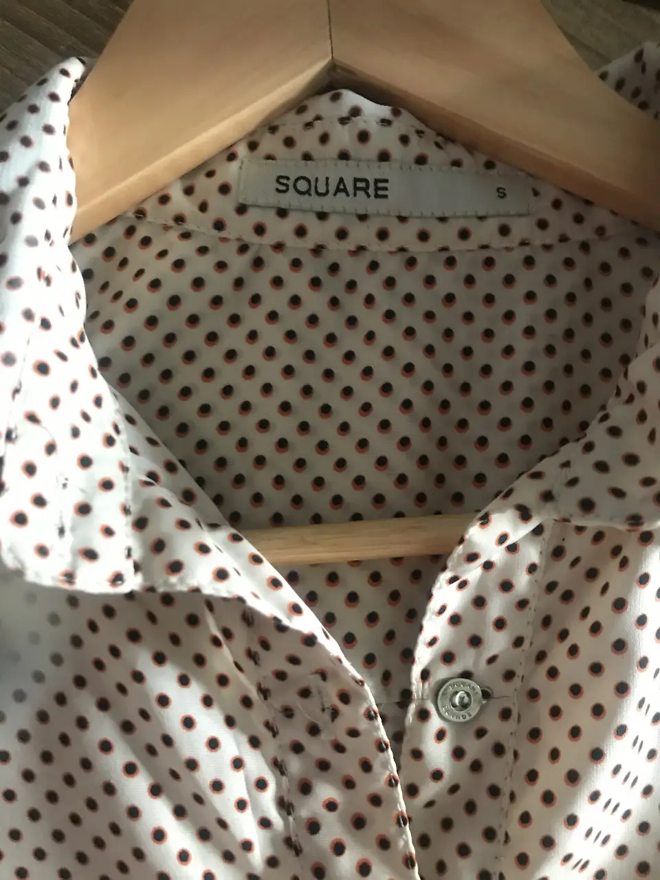 Camisa de mujer con estampado de lunares. Cuello camisero y manga larga. Marca Square, talle S. Ideal para un look casual o de trabajo.