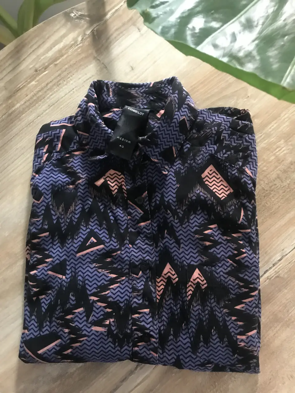 Camisa estampada, con diseño geométrico en tonos negro y violeta. Marca Complot, talle Medium.