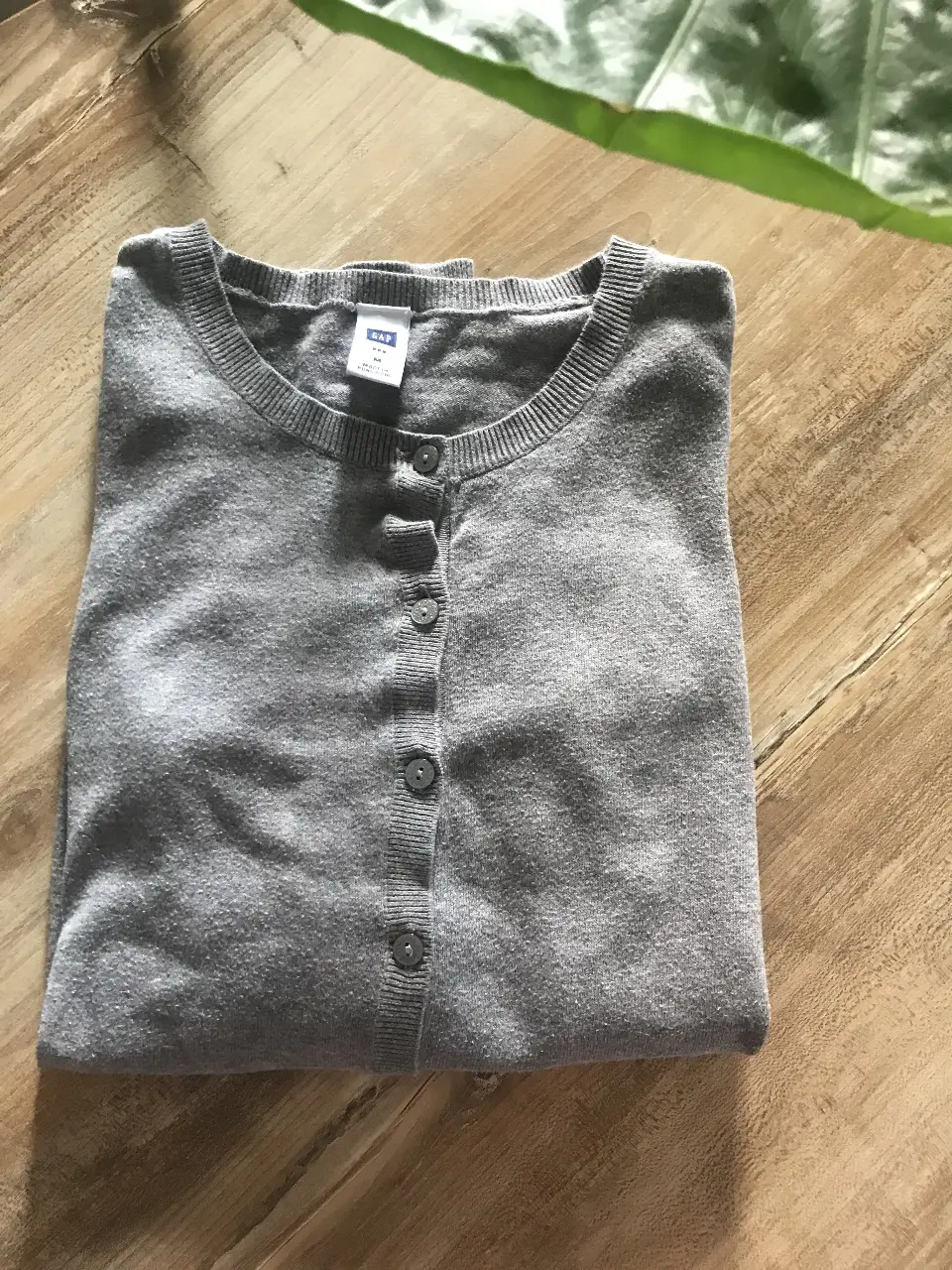 Cardigan de mujer de color gris, de la marca GAP, talle M. Prenda de vestir ideal para usar en cualquier ocasión, con un estilo casual y cómodo.