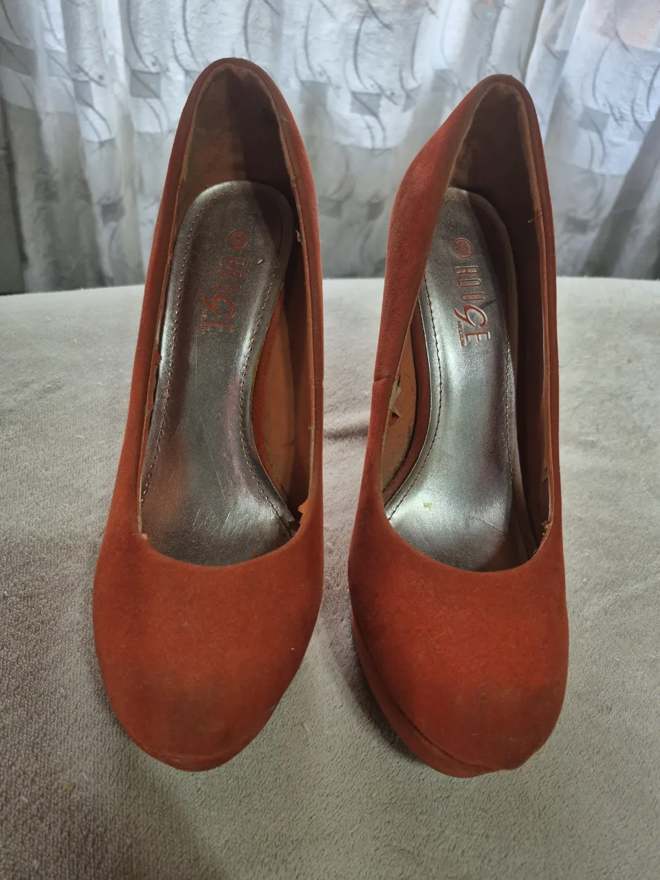 Zapatos de taco alto rojos de gamuza, ideales para fiesta o eventos especiales. Diseño elegante y moderno.