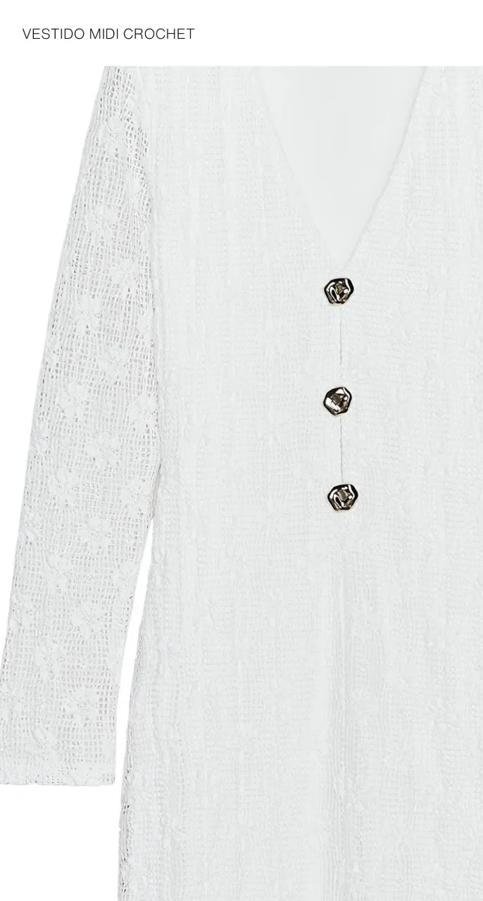 Vestido midi blanco de crochet, con mangas largas y botones al frente. Ideal para un look elegante y fresco.