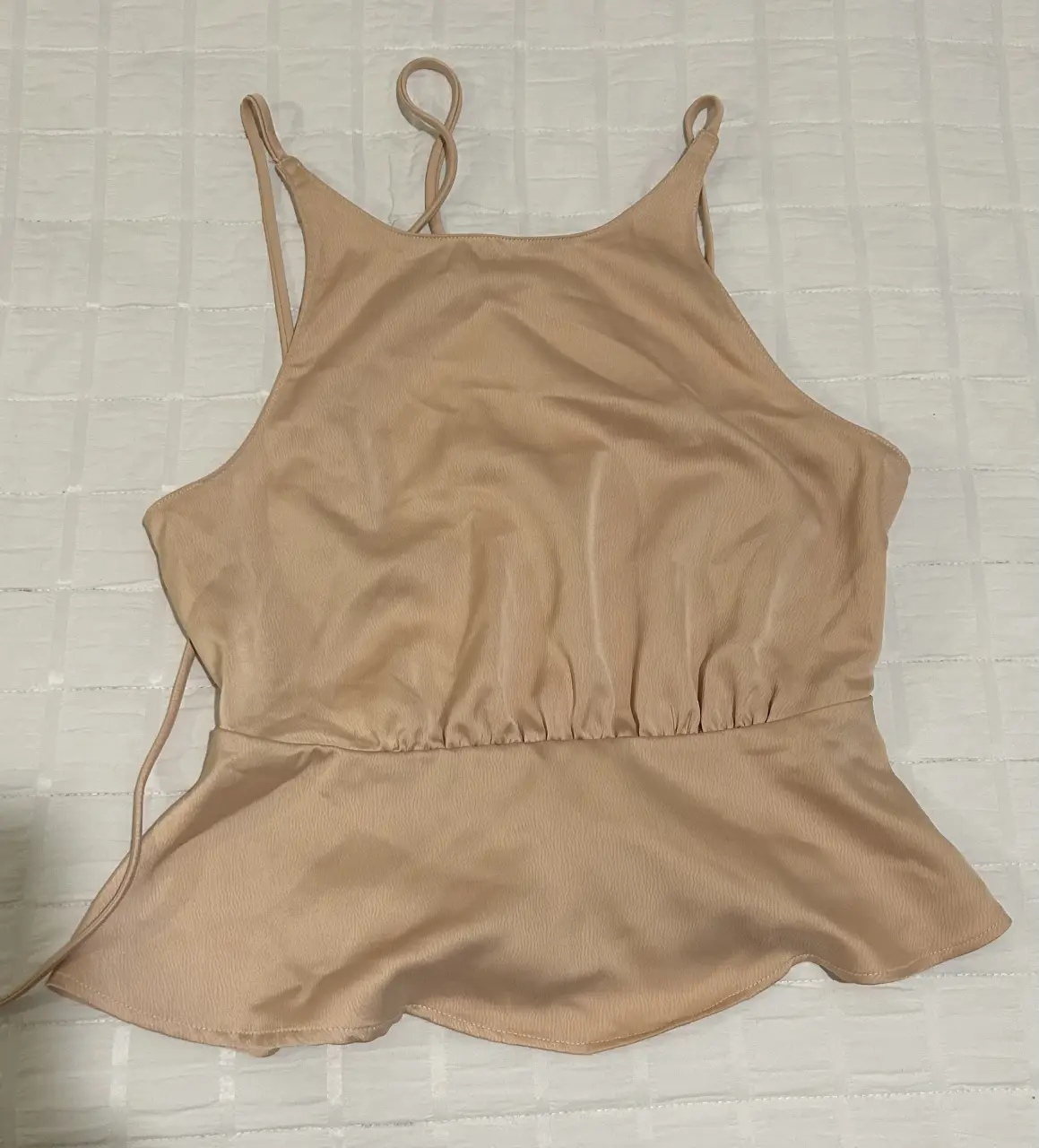 Top de mujer ZARA talle XS color rosa viejo, con diseño elegante y detalles de peplum en la cintura. Ideal para ocasiones especiales.