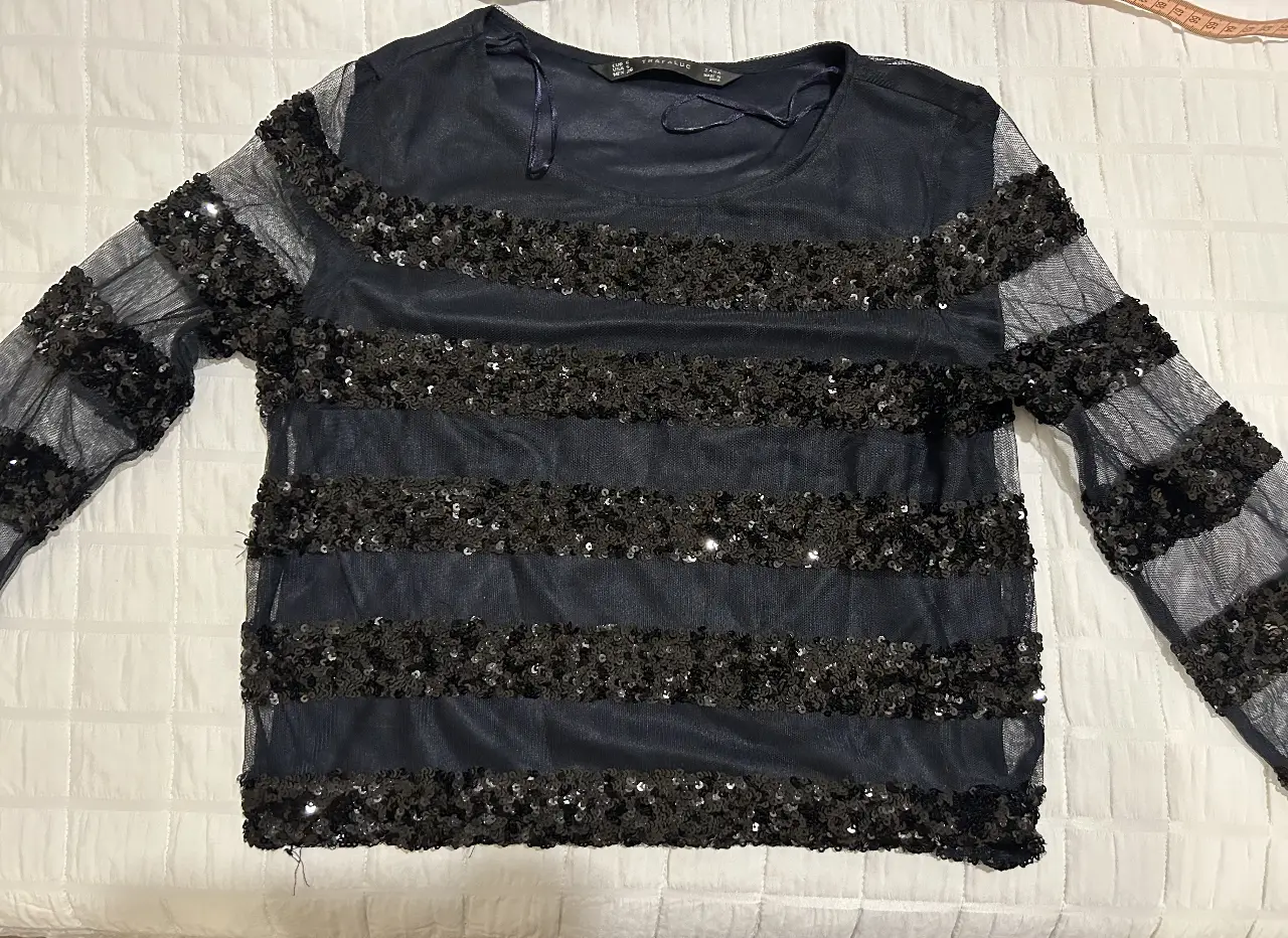 Top ZARA talle S manga larga de tul negra y azul con lentejuelas horizontales. Ideal para fiestas y eventos.