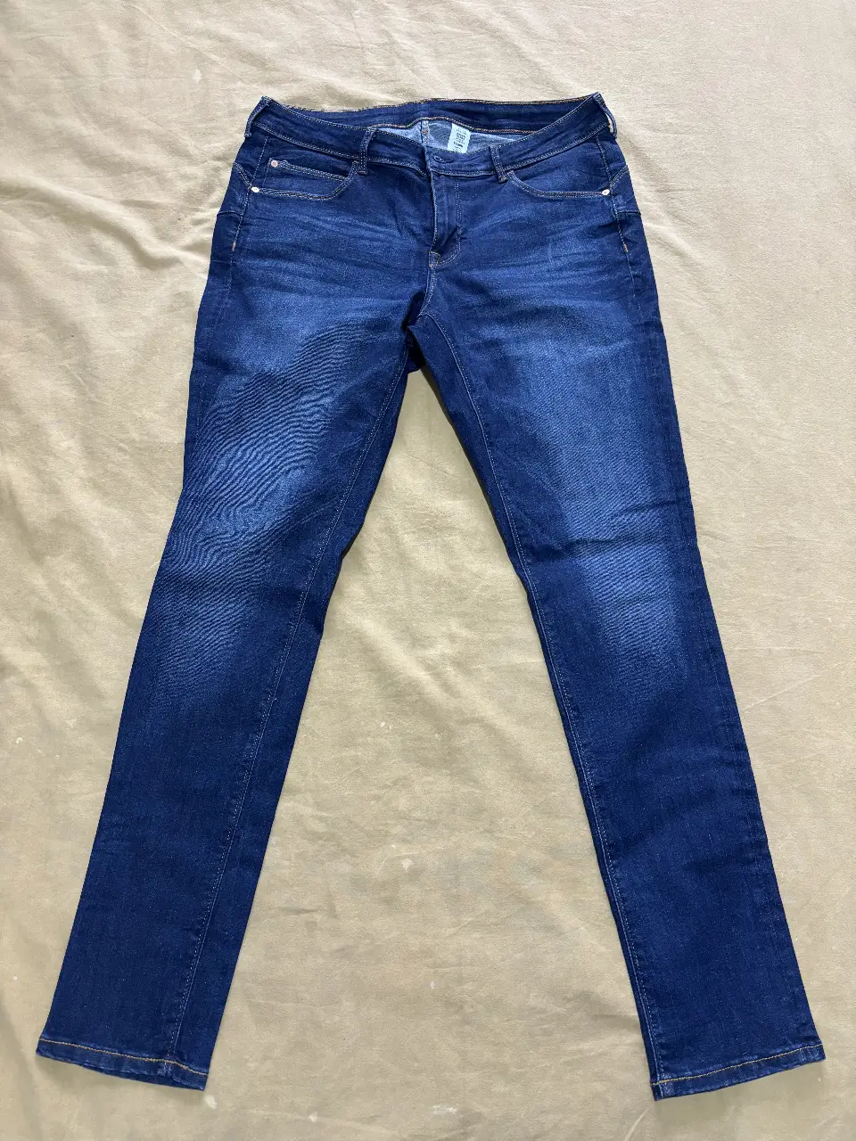 Jeans de mujer, modelo jeggings, color azul oscuro. Talle 33/32. Marca &Denim. Ideal para un look casual y cómodo.