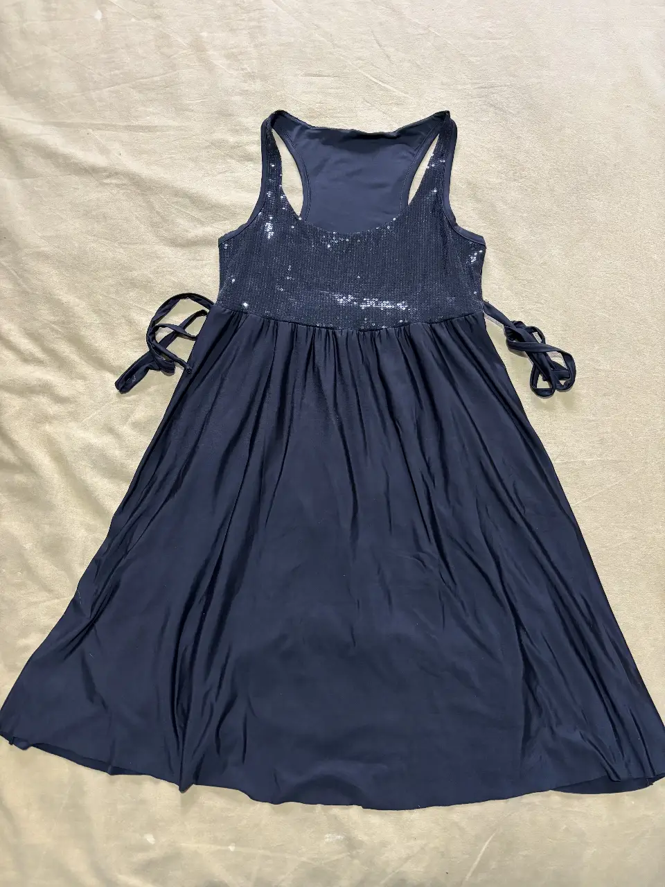Vestido negro mini con detalle de lentejuelas en la parte superior. Ideal para una salida o fiesta.