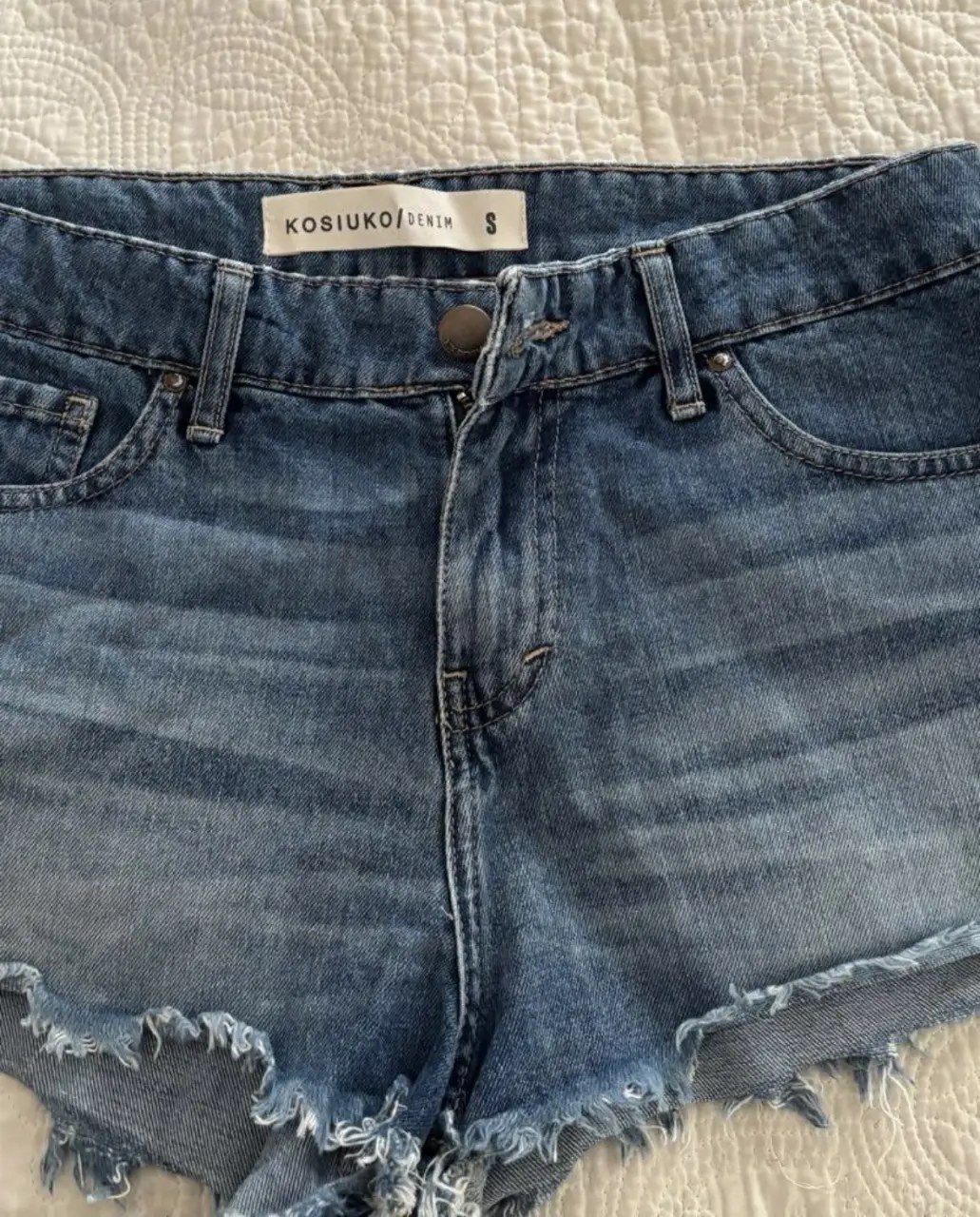 Short de jean de mujer, tiro medio, con etiqueta de la marca Kosiuko Denim, talle S. Ideal para el verano, con un estilo casual y moderno.