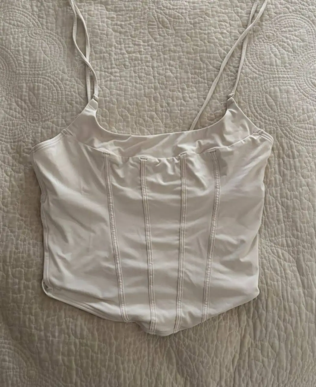 Top corset blanco de Gilly Hicks, talle S. Ideal para un look moderno y elegante. Perfecto para combinar con jeans o faldas.