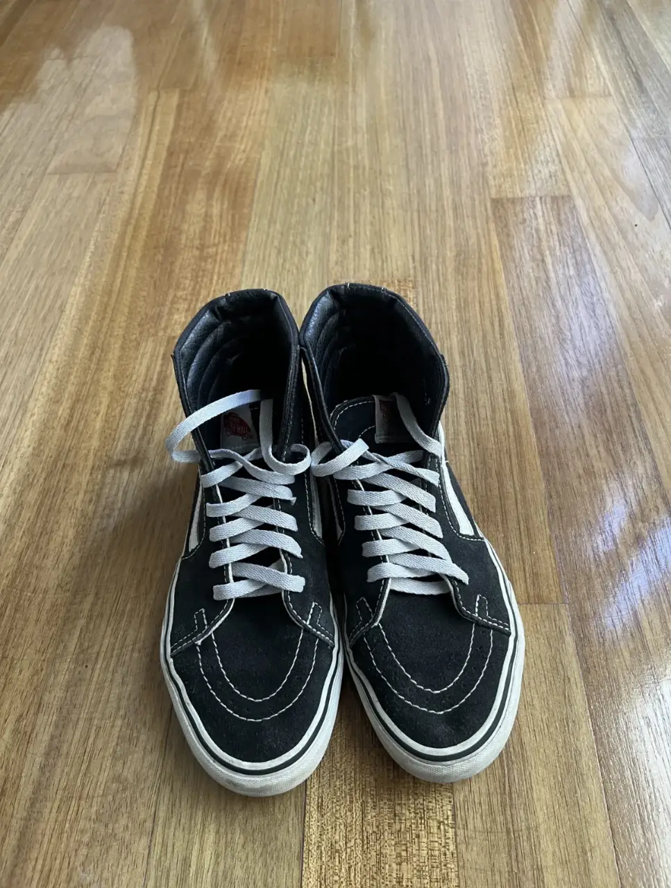 Zapatillas Vans Sk8-Hi negras con detalles blancos. Talle 38, ideales para un look urbano y cómodo.