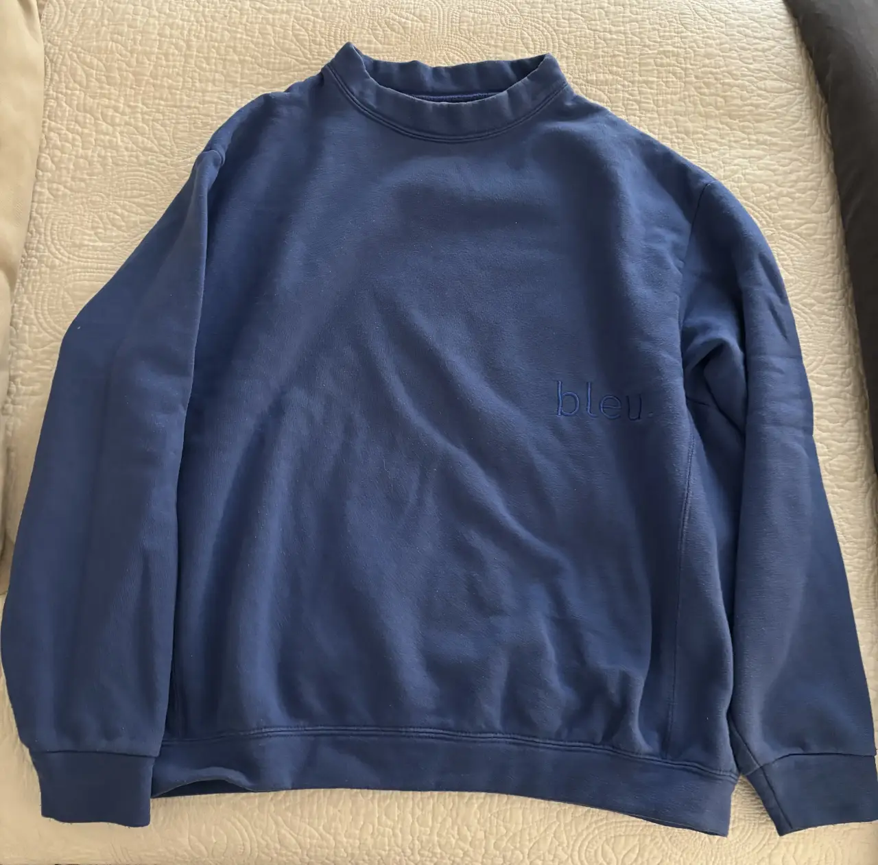 Buzo de cuello redondo azul marino de la marca Bruta. Confeccionado en un tejido suave y cómodo, este buzo es perfecto para un look casual y relajado. El detalle del bordado 'bleu' le da un toque distintivo. Ideal para el día a día.