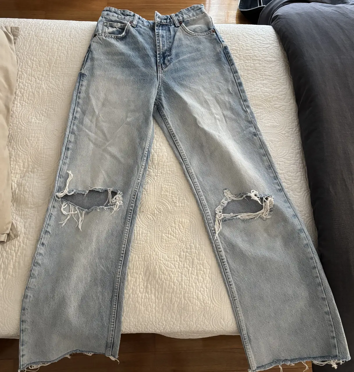 Jeans de mujer, tiro alto, con roturas en las rodillas. Talle 34, de la marca Zara. Ideal para un look casual y moderno.