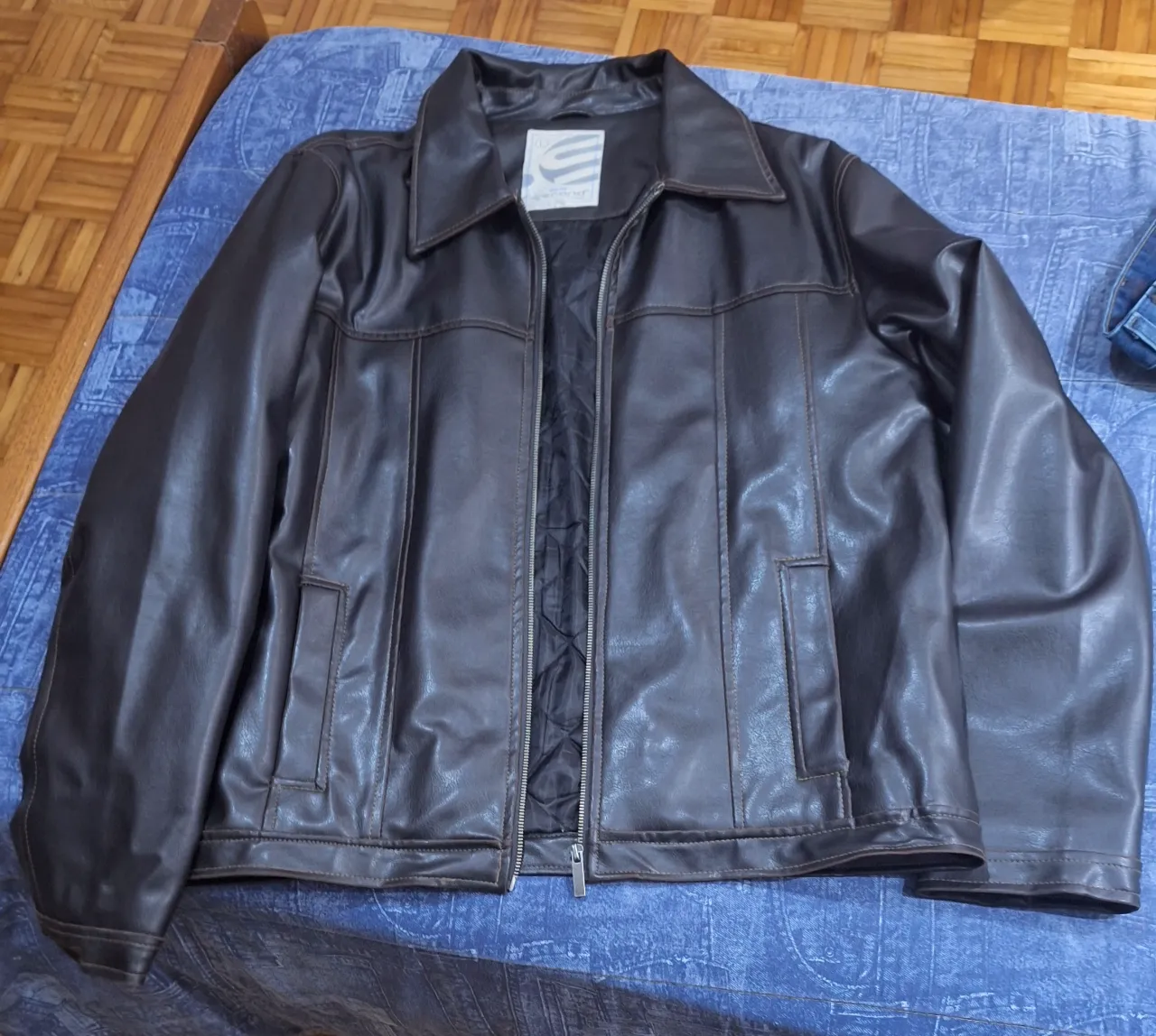 Campera de cuero  marrón para hombre, estilo biker, con cierre frontal y cuello con solapas. Ideal para un look casual y moderno.