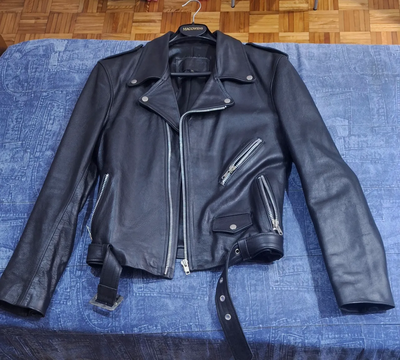 Campera de cuero negra estilo biker para hombre, con cierre y detalles metálicos. Ideal para un look rocker y casual.