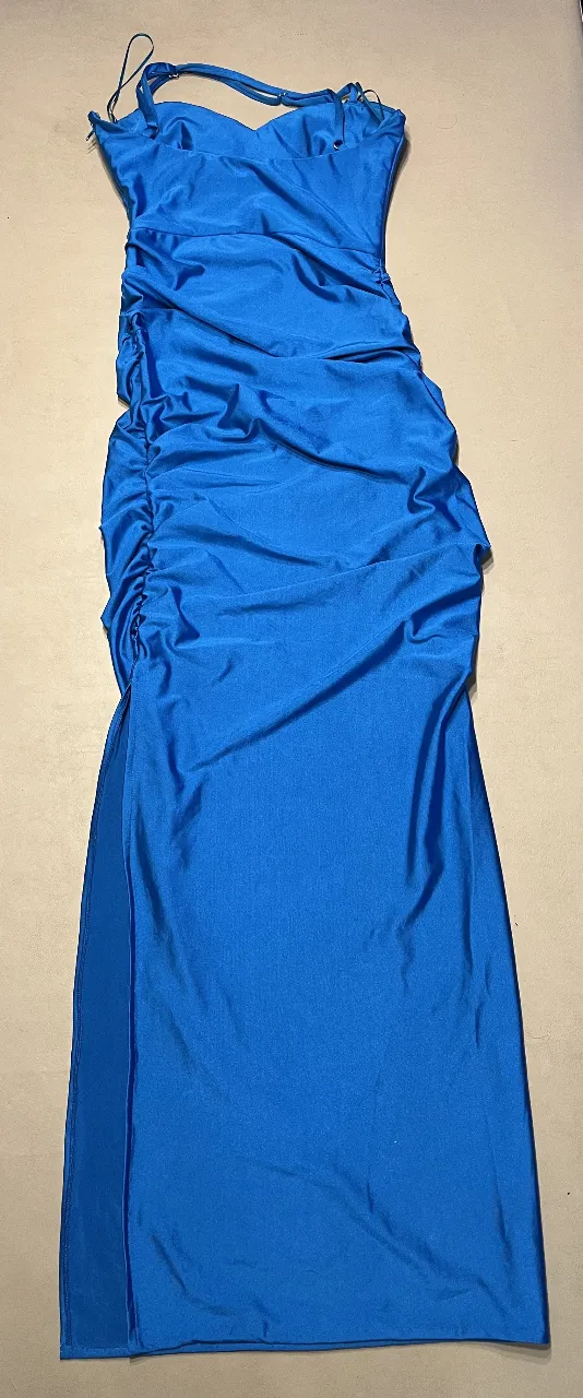 Vestido midi azul con detalle fruncido y abertura en la pierna. Ideal para eventos especiales o salidas nocturnas. Impecable