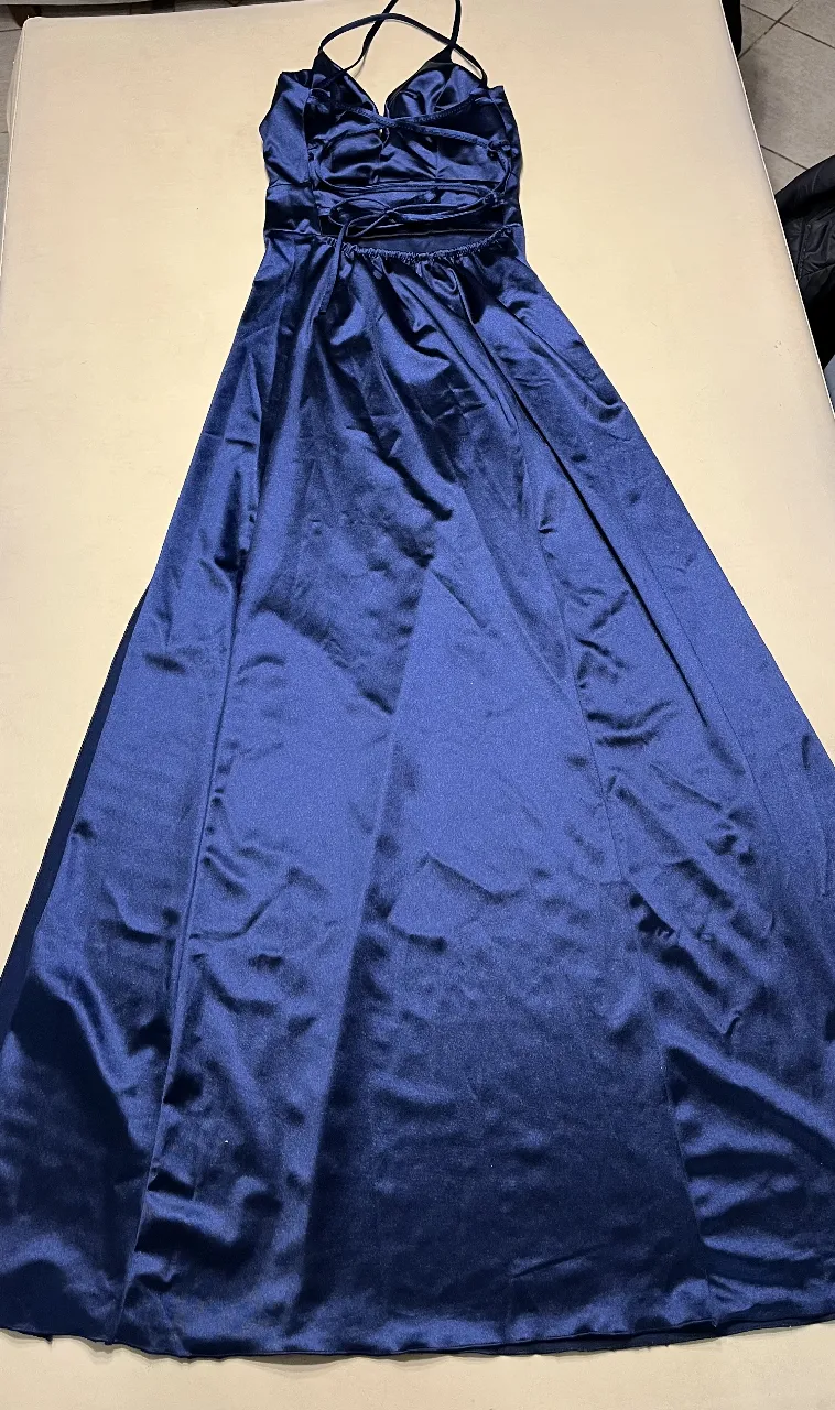 Vestido largo de fiesta en satén azul, con escote halter y espalda descubierta cruzada. Ideal para eventos especiales. un solo uso