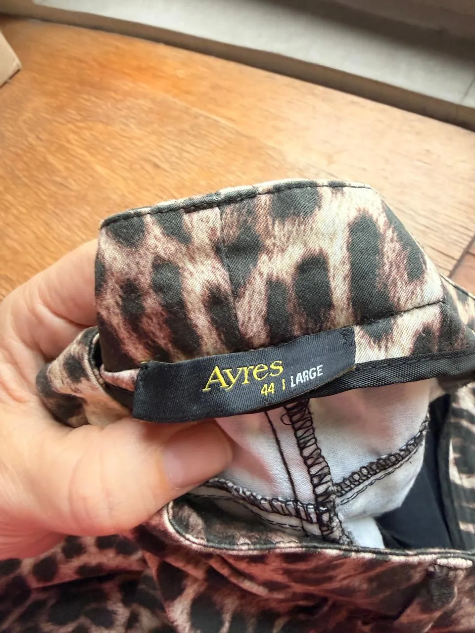 Blazer y pantalón de vestir con estampado de leopardo. El blazer es de corte clásico con solapas y cierre de un solo botón. El pantalón es de corte recto con cierre de botón y presillas para cinturón.